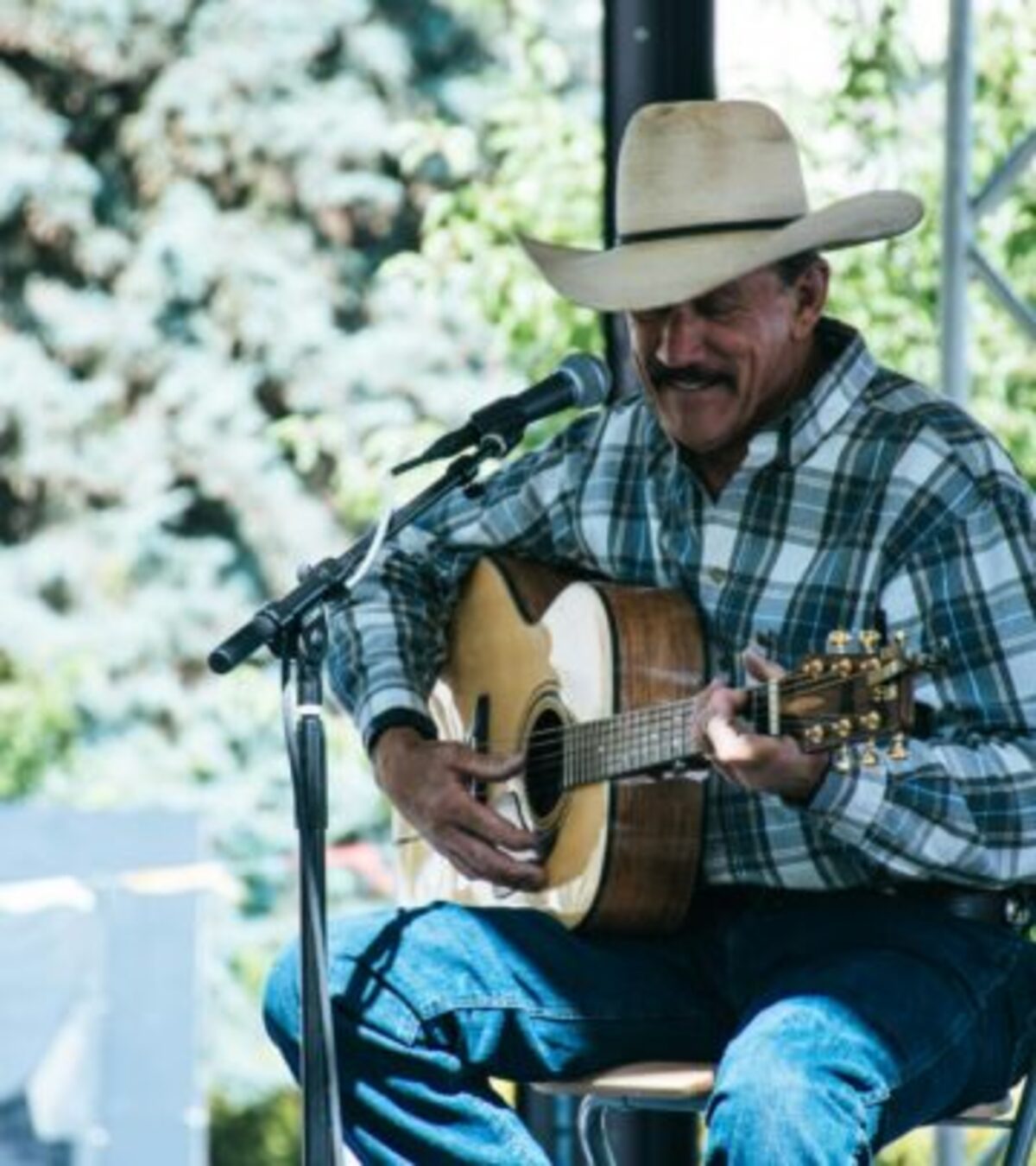 Get the inside scoop on country singer Riley Green’s relationship status, career roots, and what fans love about his down-to-earth charm.