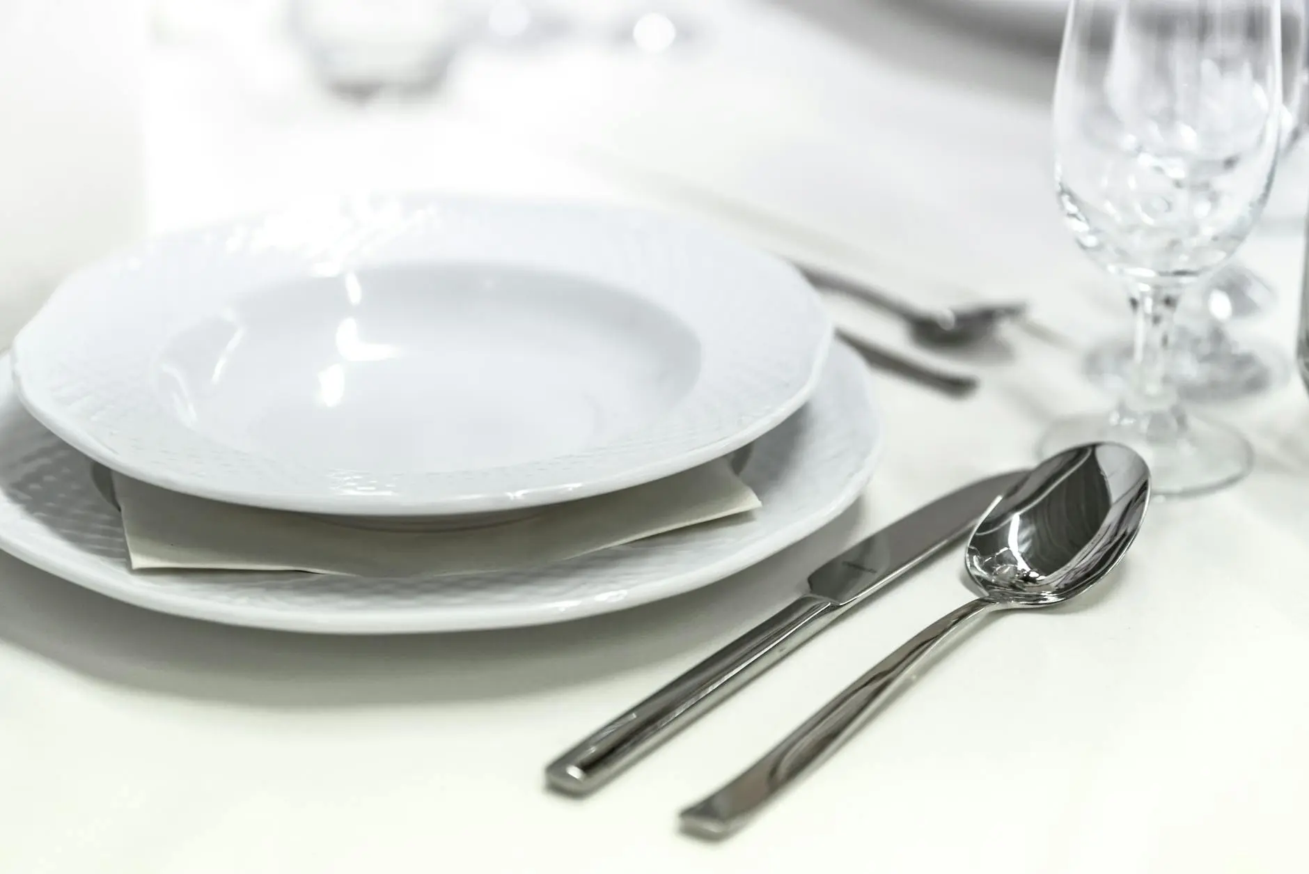 How To Set A Table: 3 Southern Settings For Every Occasion Master the art of table setting with Southern style—from casual family suppers to the most elaborate formal gatherings.