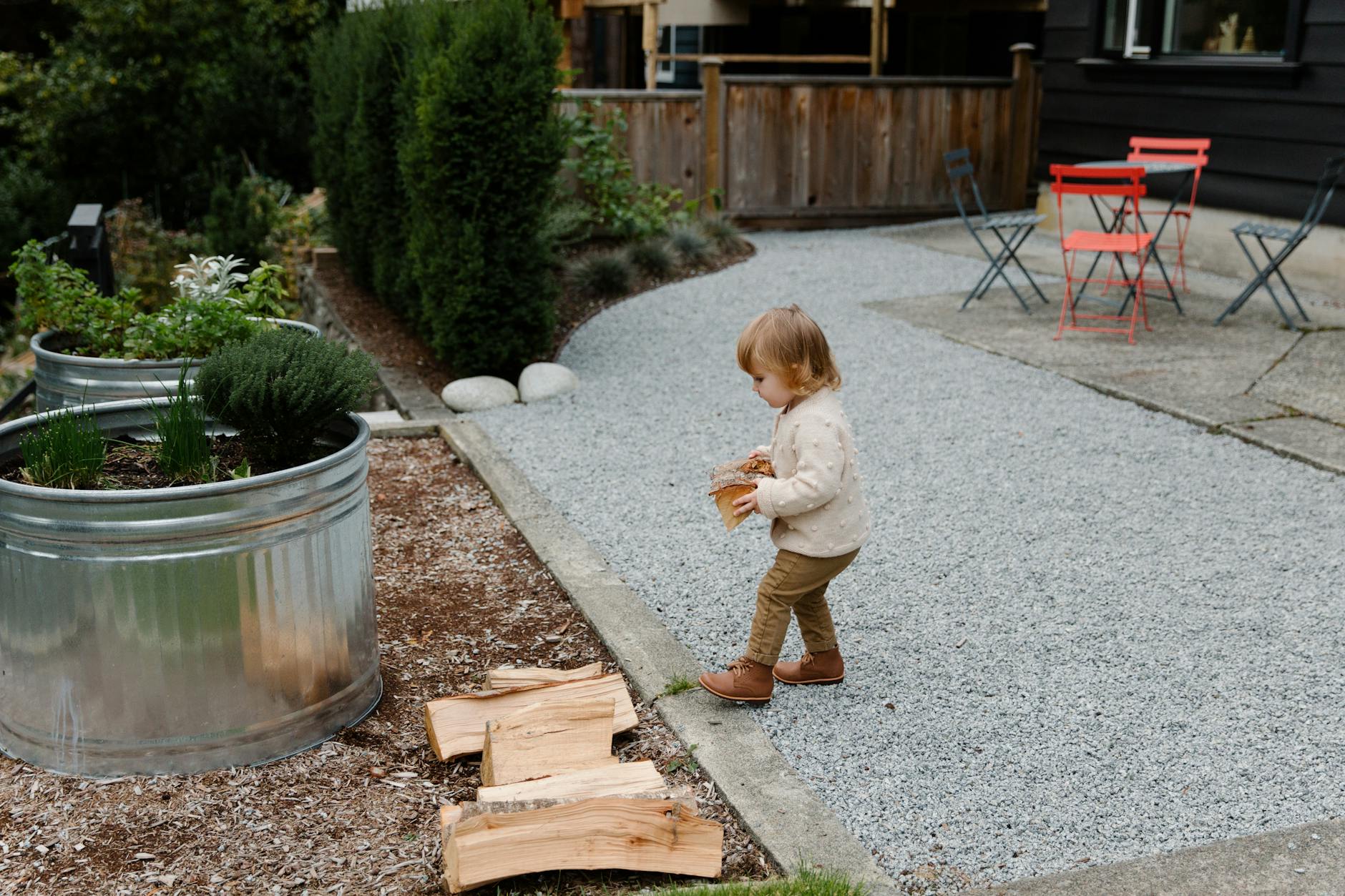 The Most Affordable Ways to Fence in a Yard The Most Affordable Ways to Fence in a Yard_image