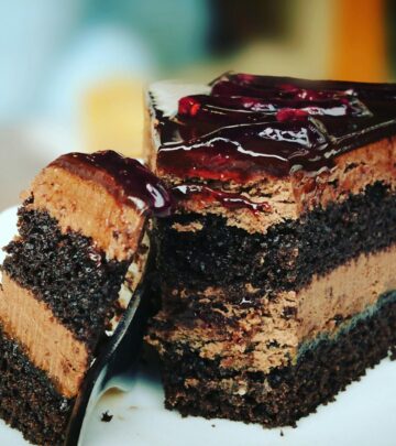 Effortless One-Bowl Chocolate Cake: A Rich, Moist Classic for Every Baker