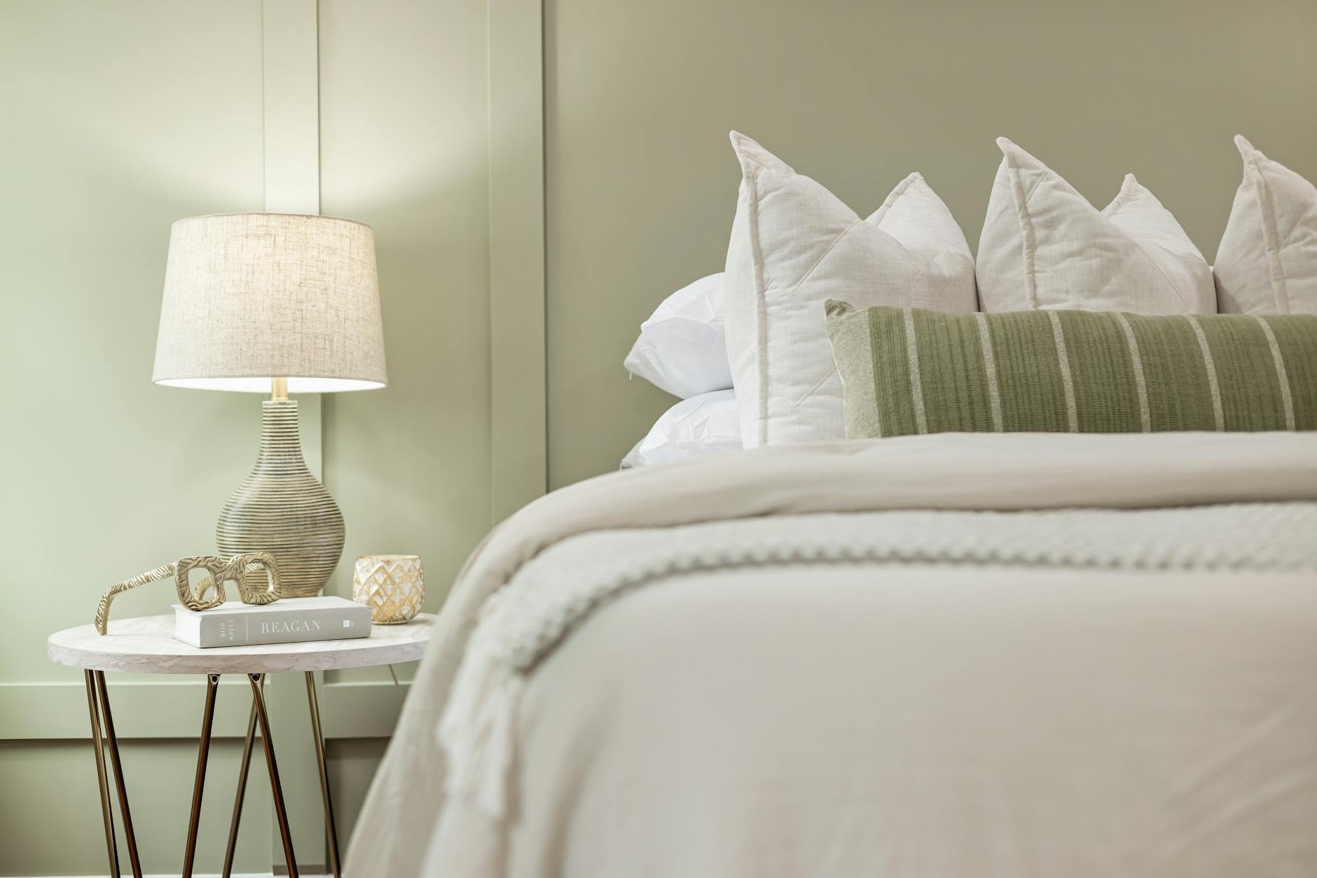How to Feng Shui Your Bedroom: Rules for Balance and Harmony Transform your bedroom into a sanctuary of balance, comfort, and positive energy with practical feng shui principles.