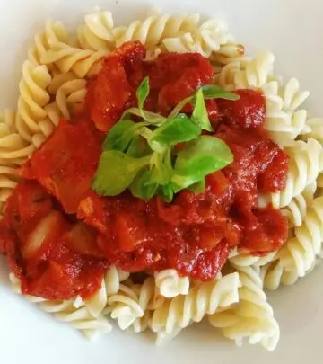 Savor rich Italian flavors with the ultimate marinara sauce—a perfect blend of tomatoes, herbs, and a hint of wine for every pasta lover.