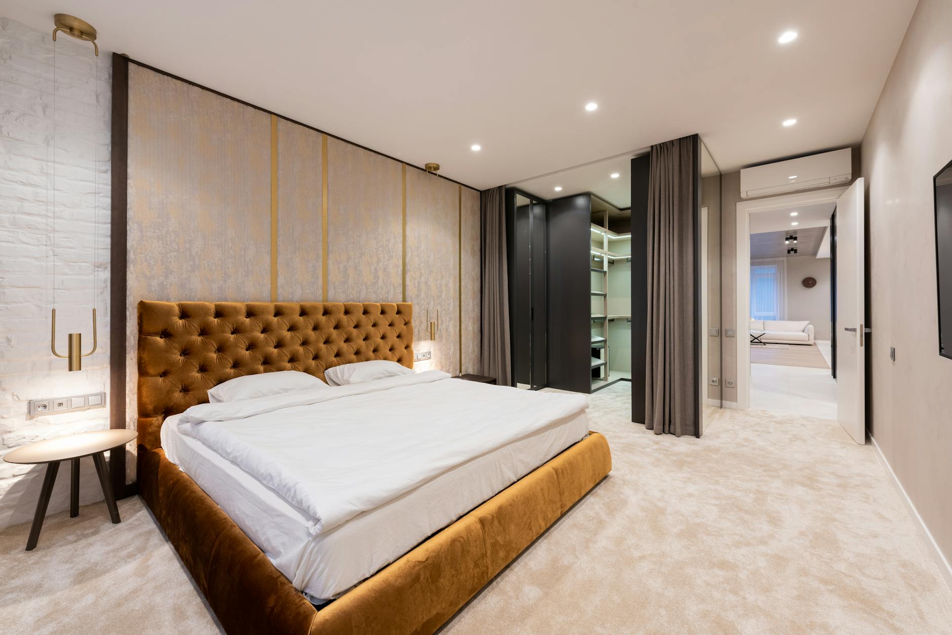 Double vs. Queen Bed: Understanding the Key Differences Make the right choice between double and queen beds for your sleep needs and space