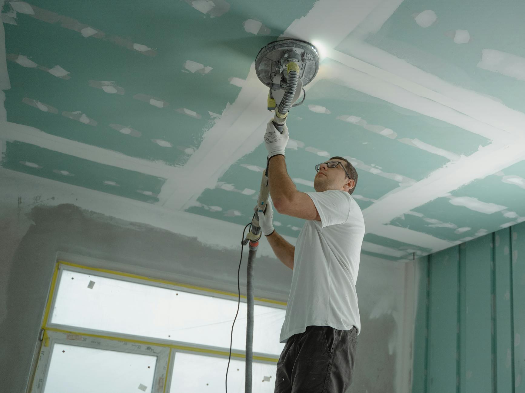Plaster vs. Drywall: Understanding the Differences Choosing between traditional craftsmanship and modern convenience for your wall finishing needs