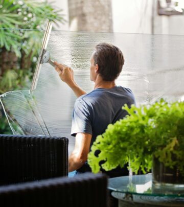 The Complete Guide to Washing Windows Like a Pro