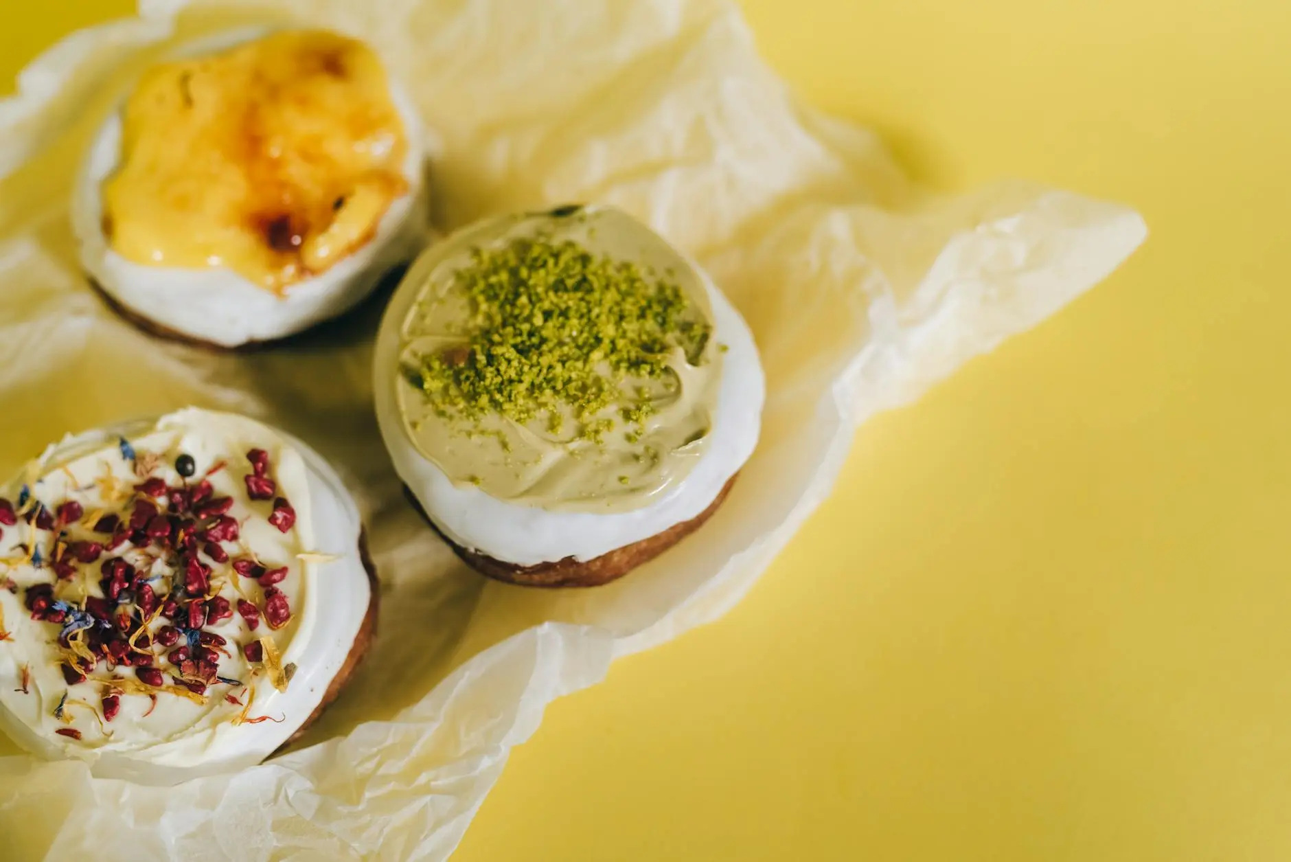 Master the art of creating restaurant-quality crème brûlée in your own kitchen with simple ingredients