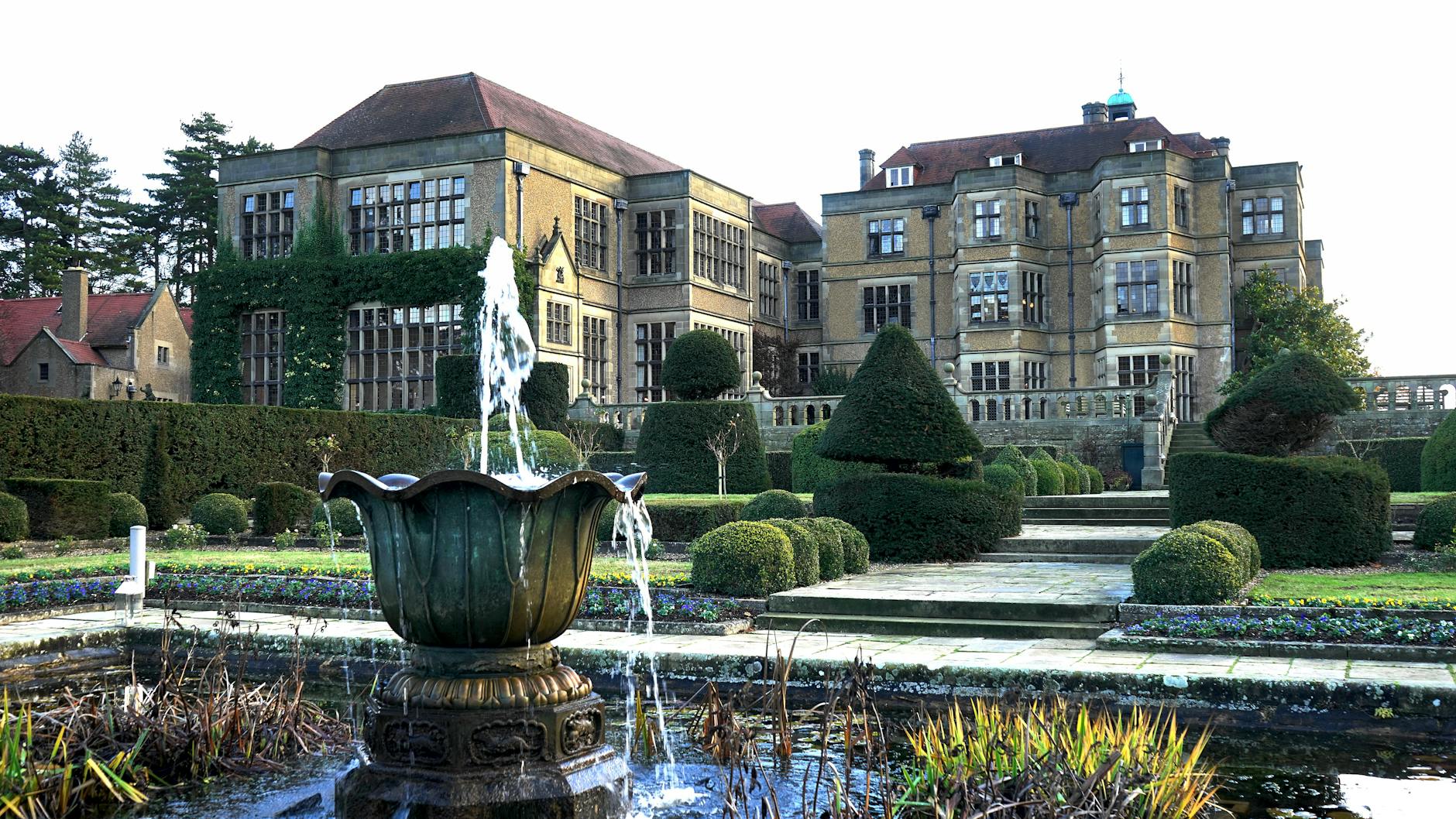 Highclere Castle: The Real Downton Abbey Step behind the scenes of Downton Abbey at England’s iconic Highclere Castle, where television history meets heritage and gardens bloom.