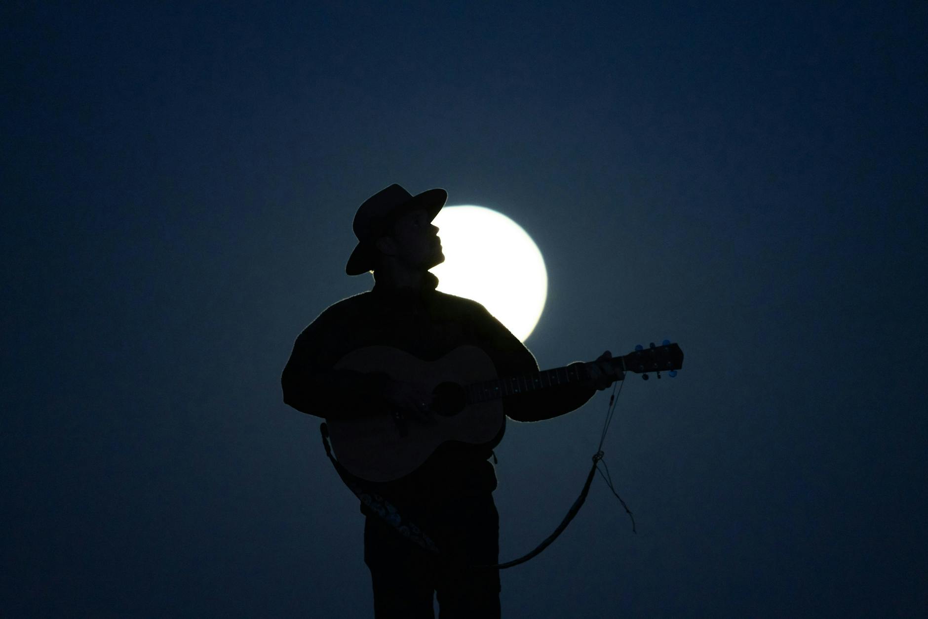 Willie Nelson Health Update: His 2025 Comeback Guide After recent health challenges, Willie Nelson proves unstoppable as he returns to the stage for the 2025 Outlaw Music Festival tour.