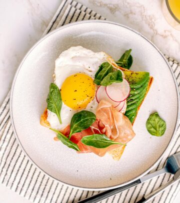 Master the art of making perfect avocado toast with egg — a nutritious, flavorful, and quick breakfast for any day.