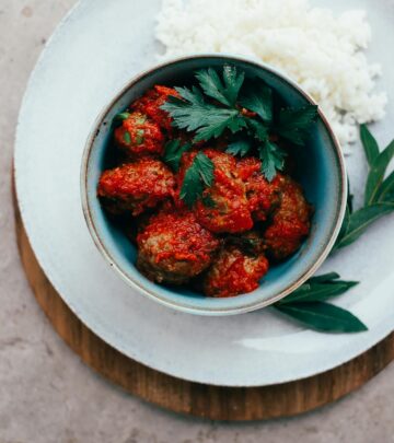 Easy Slow Cooker Mozzarella Stuffed Meatballs and Sauce