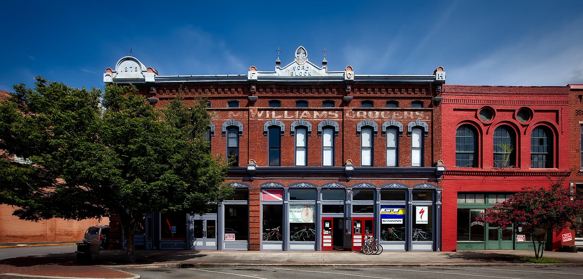America’s Top 10 Best Small Towns to Visit in 2025 Discover 2025’s most charming small towns across the United States, perfect for weekend escapes and new beginnings.