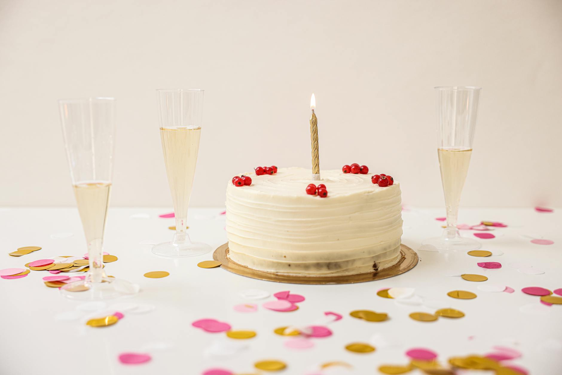 Champagne Desserts to Celebrate New Year’s Eve in Style Fizzy flavors blend for crowd-pleasing treats that sparkle on every party table.