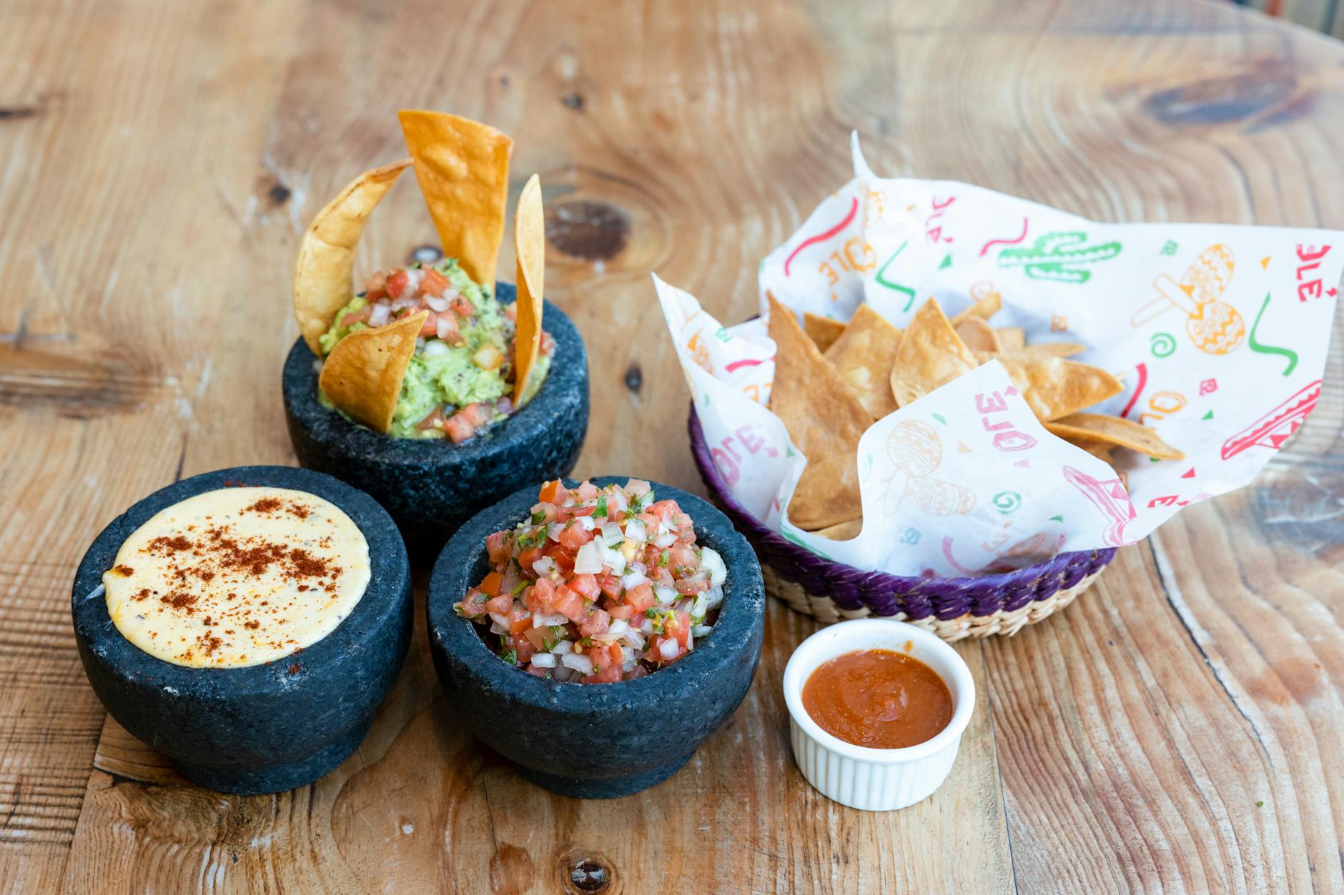 Famous Queso Dip: The Ultimate Guide to a Crowd-Pleasing Classic A creamy cheese blend that adapts to every taste and keeps guests coming back for more.
