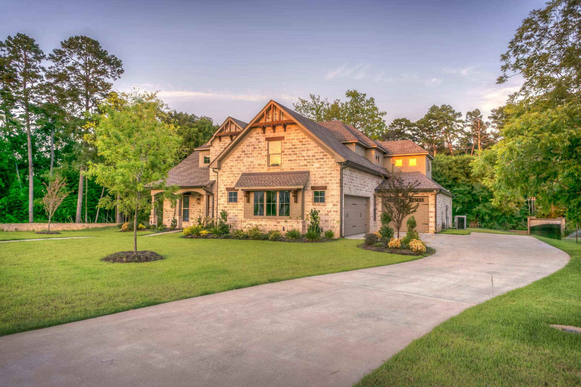Naturalistic Permeable Driveways: A Guide to Beautiful, Sustainable Design Rainwater becomes a resource as entryways integrate seamlessly with lush garden edges.