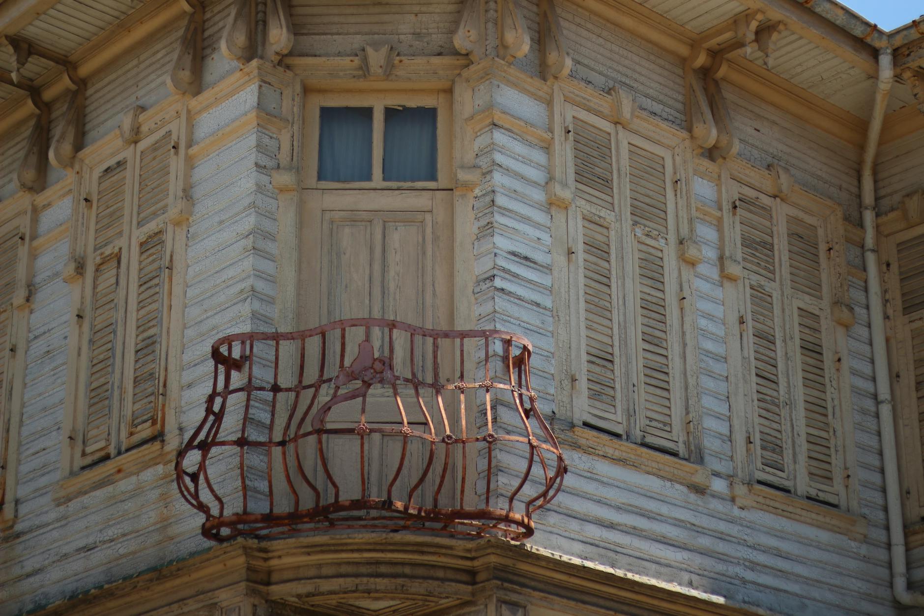 Custom-built fences, pergolas, and accents designed for enduring outdoor elegance.